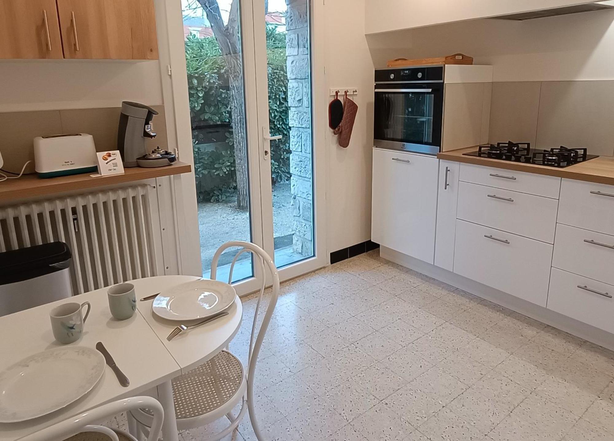 Grand Appartement, 2 Chambres Et Jardin Nîmes Exteriér fotografie